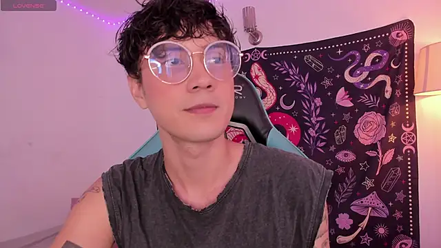 Snapshot of LeaneSeb chatting on 12.14.24 LeaneSeb online show from 12.14.24