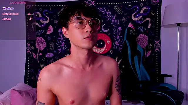 Snapshot of LeaneSeb chatting on 12.20.24 LeaneSeb online show from 12.20.24