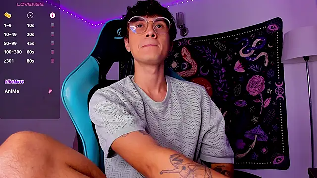 Snapshot of LeaneSeb chatting on 12.23.24 LeaneSeb online show from 12.23.24