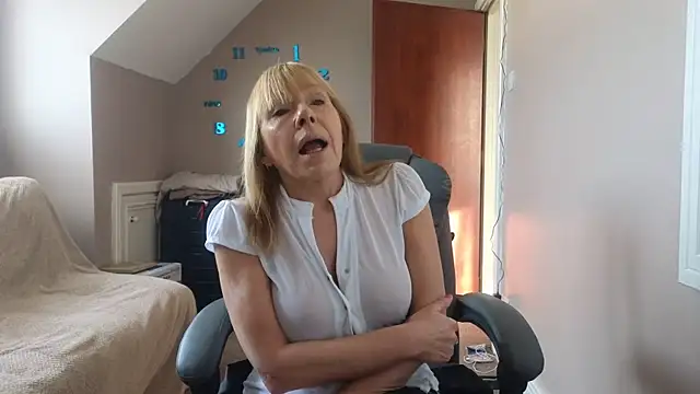 Snapshot of hollyjanesmith chatting on 12.06.24 hollyjanesmith online show from 12.06.24