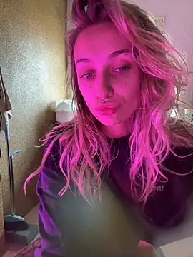 Snapshot of MonicaMilz chatting on 01.03.25 MonicaMilz online show from 01.03.25