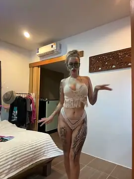 Snapshot of MonicaMilz chatting on 02.04.25 MonicaMilz online show from 02.04.25