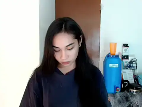 Snapshot of SweetLilly_18 chatting on 01.01.25 SweetLilly 18 online show from 01.01.25