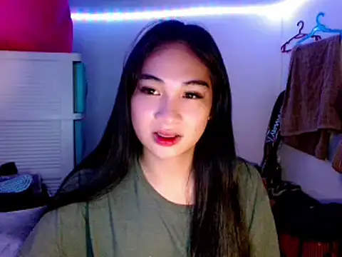 Snapshot of SweetLilly_18 chatting on 03.18.25 SweetLilly 18 online show from 03.18.25