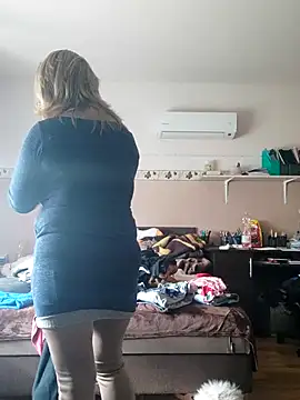 Snapshot of Elza01 chatting on 10.12.25 Elza01 online show from 10.12.25