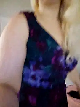 Snapshot of NikiFm chatting on 09.18.25 NikiFm online show from 09.18.25