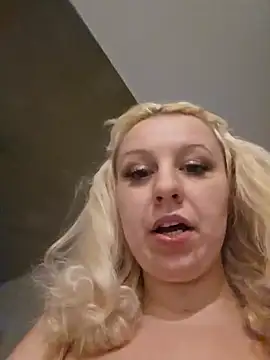 Snapshot of NikiFm chatting on 11.08.25 NikiFm online show from 11.08.25