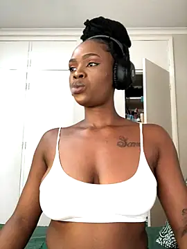 Snapshot of LuciousLips96 chatting on 10.12.25 LuciousLips96 online show from 10.12.25