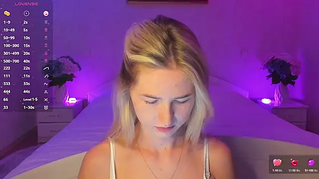 Snapshot of AnnaCarrera chatting on 09.08.25 AnnaCarrera online show from 09.08.25