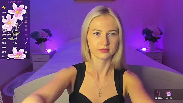 Snapshot of AnnaCarrera chatting on 10.13.25 AnnaCarrera online show from 10.13.25