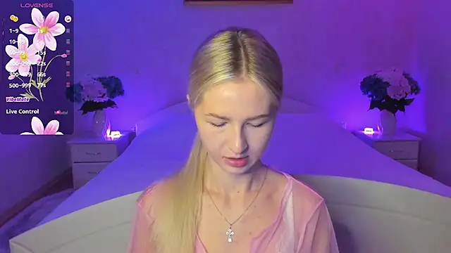 Snapshot of AnnaCarrera chatting on 10.28.25 AnnaCarrera online show from 10.28.25