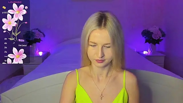 Snapshot of AnnaCarrera chatting on 11.04.25 AnnaCarrera online show from 11.04.25