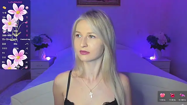 Snapshot of AnnaCarrera chatting on 11.08.25 AnnaCarrera online show from 11.08.25