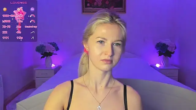 Snapshot of AnnaCarrera chatting on 11.18.25 AnnaCarrera online show from 11.18.25