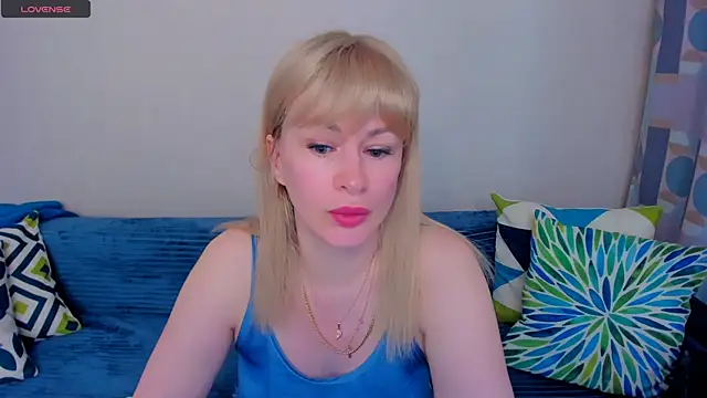 Snapshot of EllenMoore chatting on 06.11.26 EllenMoore online show from 06.11.26