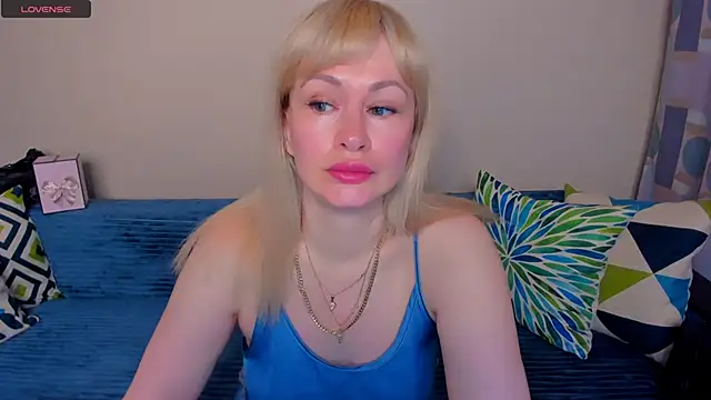 Snapshot of EllenMoore chatting on 06.14.26 EllenMoore online show from 06.14.26