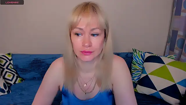 Snapshot of EllenMoore chatting on 06.17.26 EllenMoore online show from 06.17.26