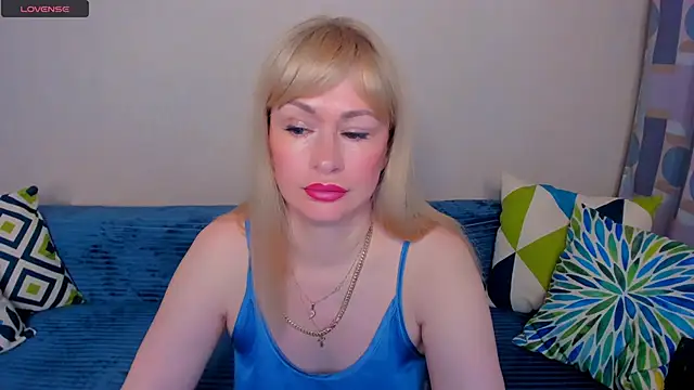 Snapshot of EllenMoore chatting on 06.22.26 EllenMoore online show from 06.22.26