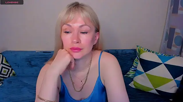 Snapshot of EllenMoore chatting on 07.04.26 EllenMoore online show from 07.04.26