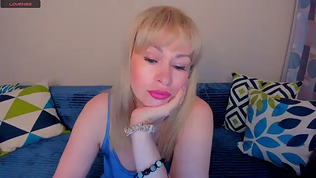 Snapshot of EllenMoore chatting on 07.25.26 EllenMoore online show from 07.25.26
