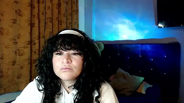 Snapshot of ANGELIQUE_KLANE chatting on 10.28.25 ANGELIQUE KLANE online show from 10.28.25