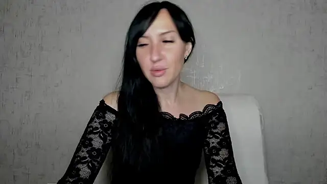 Snapshot of MissGulia chatting on 11.14.25 MissGulia online show from 11.14.25