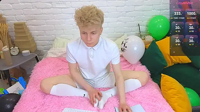 Snapshot of LandelRay chatting on 03.15.25 LandelRay online show from 03.15.25