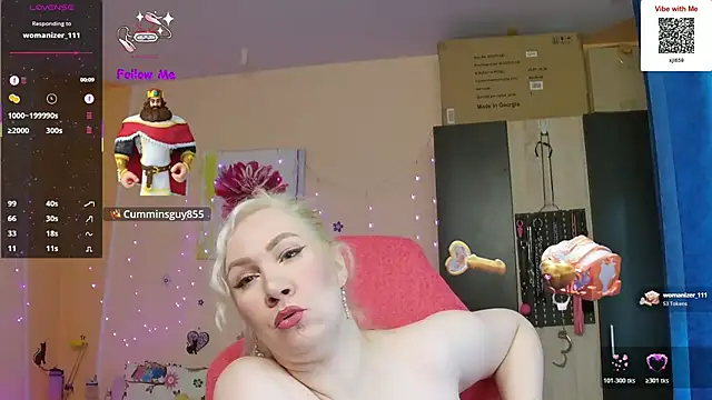 Snapshot of MissLexyGold chatting on 10.23.25 MissLexyGold online show from 10.23.25