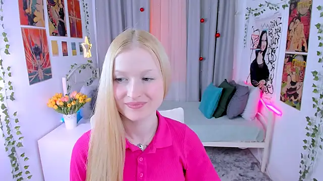 Snapshot of Laly_Peach chatting on 12.13.24 Laly Peach online show from 12.13.24