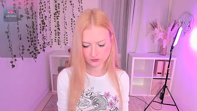 Snapshot of Laly_Peach chatting on 12.23.24 Laly Peach online show from 12.23.24