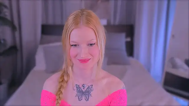 Snapshot of Laly_Peach chatting on 12.25.24 Laly Peach online show from 12.25.24