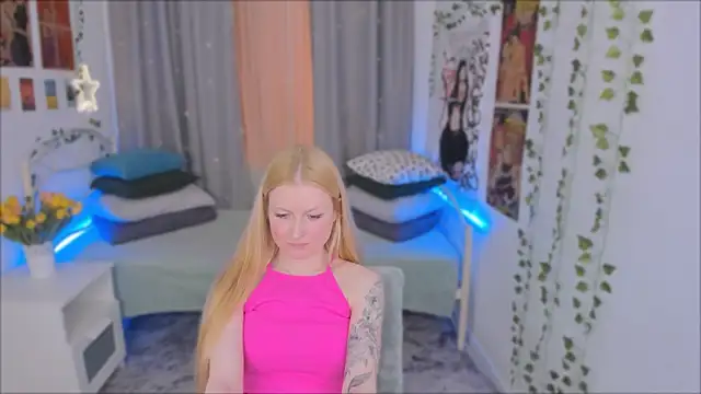 Snapshot of Laly_Peach chatting on 01.12.25 Laly Peach online show from 01.12.25