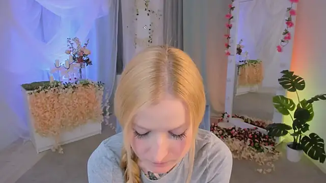 Snapshot of Laly_Peach chatting on 02.10.25 Laly Peach online show from 02.10.25