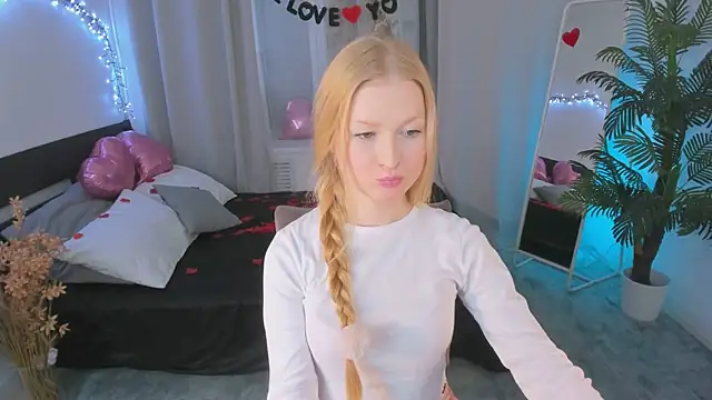 Snapshot of Laly_Peach chatting on 02.17.25 Laly Peach online show from 02.17.25