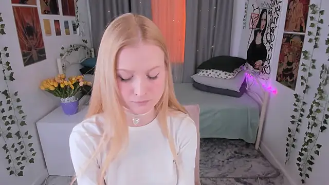 Snapshot of Laly_Peach chatting on 02.23.25 Laly Peach online show from 02.23.25