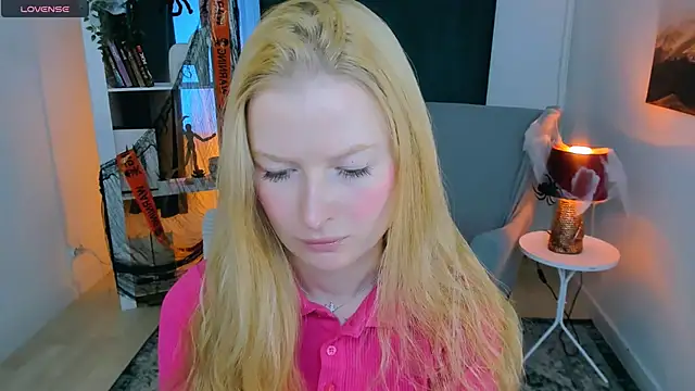 Snapshot of Laly_Peach chatting on 10.25.25 Laly Peach online show from 10.25.25