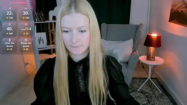 Snapshot of Laly_Peach chatting on 11.03.25 Laly Peach online show from 11.03.25