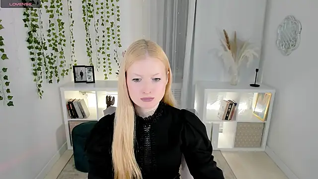 Snapshot of Laly_Peach chatting on 11.14.25 Laly Peach online show from 11.14.25