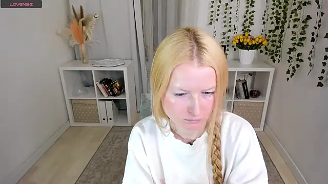 Laly Peach online show from 04.23.26