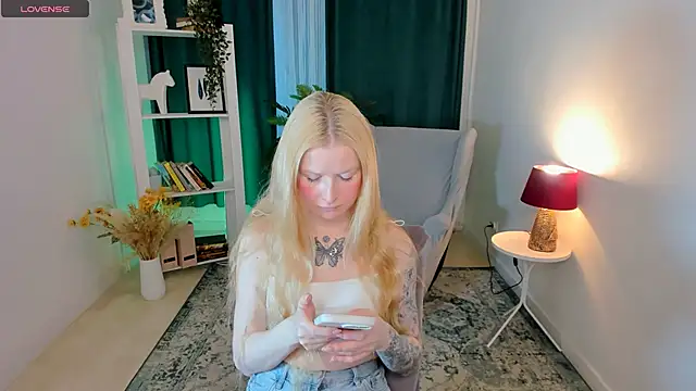 Snapshot of Laly_Peach chatting on 04.30.26 Laly Peach online show from 04.30.26