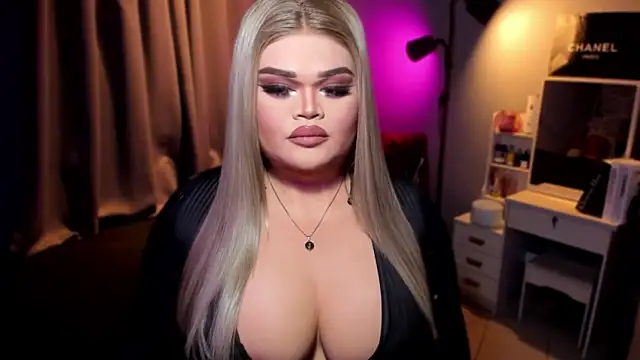 Snapshot of KarolinaThompson chatting on 12.06.24 KarolinaThompson online show from 12.06.24