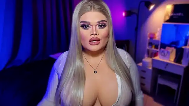 Snapshot of KarolinaThompson chatting on 12.14.24 KarolinaThompson online show from 12.14.24