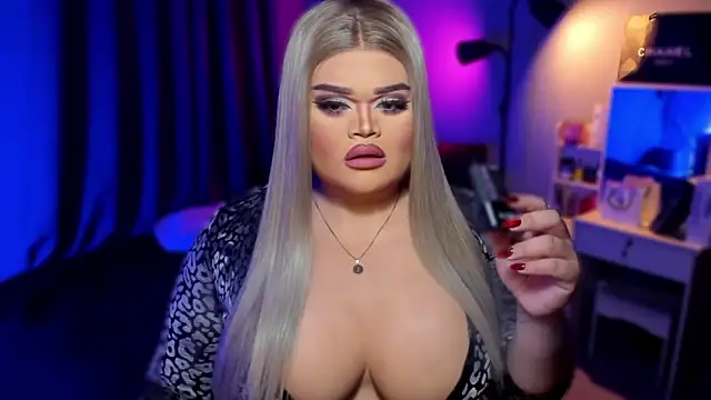 Snapshot of KarolinaThompson chatting on 12.15.24 KarolinaThompson online show from 12.15.24