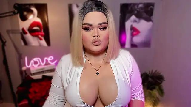 Snapshot of KarolinaThompson chatting on 10.22.25 KarolinaThompson online show from 10.22.25