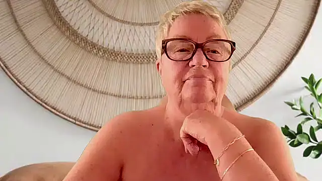 Snapshot of GrannyChrissy68 chatting on 04.15.26 GrannyChrissy68 online show from 04.15.26
