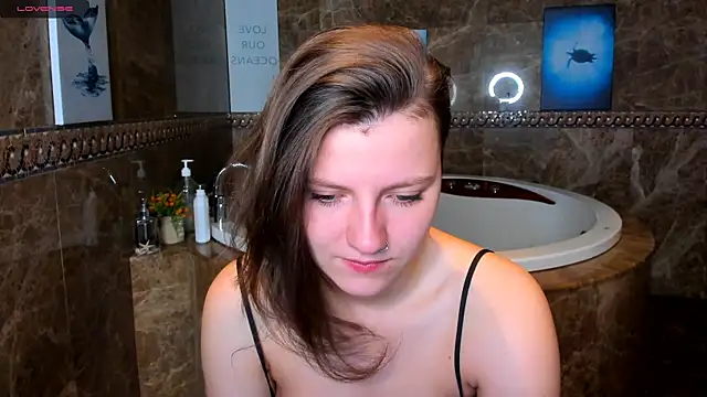 Snapshot of MelindaTin chatting on 01.31.25 MelindaTin online show from 01.31.25