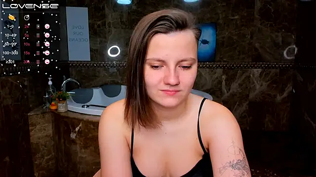 Snapshot of MelindaTin chatting on 11.16.25 MelindaTin online show from 11.16.25