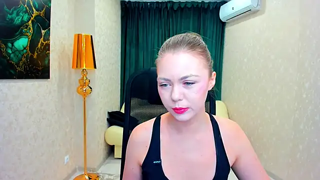 Snapshot of Strawberrye chatting on 02.10.25 Strawberrye online show from 02.10.25