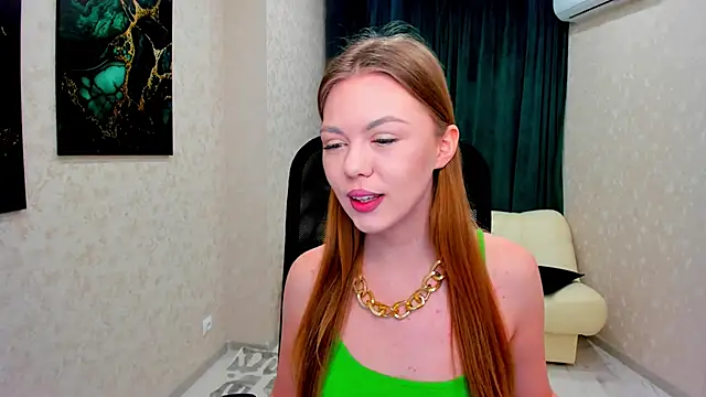 Snapshot of Strawberrye chatting on 03.12.25 Strawberrye online show from 03.12.25