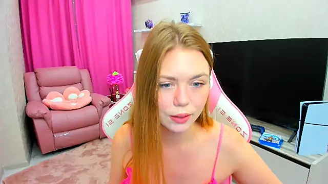 Snapshot of Strawberrye chatting on 09.14.25 Strawberrye online show from 09.14.25